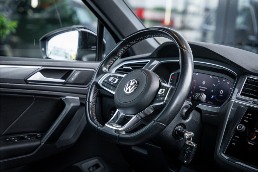 Volkswagen Tiguan 2.0 TSI 4Motion Highline Business - R Line | Panorama | Elek. Trekhaak | ACC | Stoelverwarming