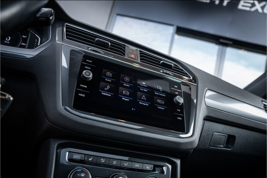 Volkswagen Tiguan 2.0 TSI 4Motion Highline Business - R Line | Panorama | Elek. Trekhaak | ACC | Stoelverwarming