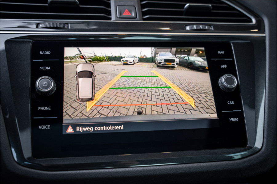 Volkswagen Tiguan 2.0 TSI 4Motion Highline Business - R Line | Panorama | Elek. Trekhaak | ACC | Stoelverwarming