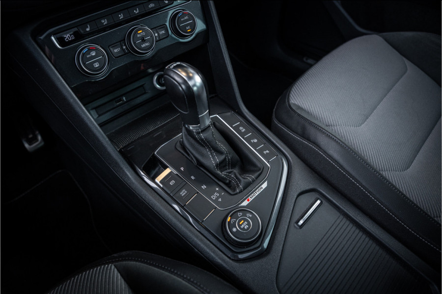 Volkswagen Tiguan 2.0 TSI 4Motion Highline Business - R Line | Panorama | Elek. Trekhaak | ACC | Stoelverwarming