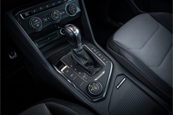 Volkswagen Tiguan 2.0 TSI 4Motion Highline Business - R Line | Panorama | Elek. Trekhaak | ACC | Stoelverwarming