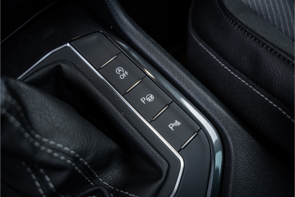 Volkswagen Tiguan 2.0 TSI 4Motion Highline Business - R Line | Panorama | Elek. Trekhaak | ACC | Stoelverwarming