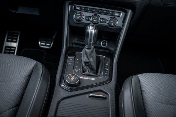 Volkswagen Tiguan 2.0 TSI 4Motion Highline Business - R Line | Panorama | Elek. Trekhaak | ACC | Stoelverwarming