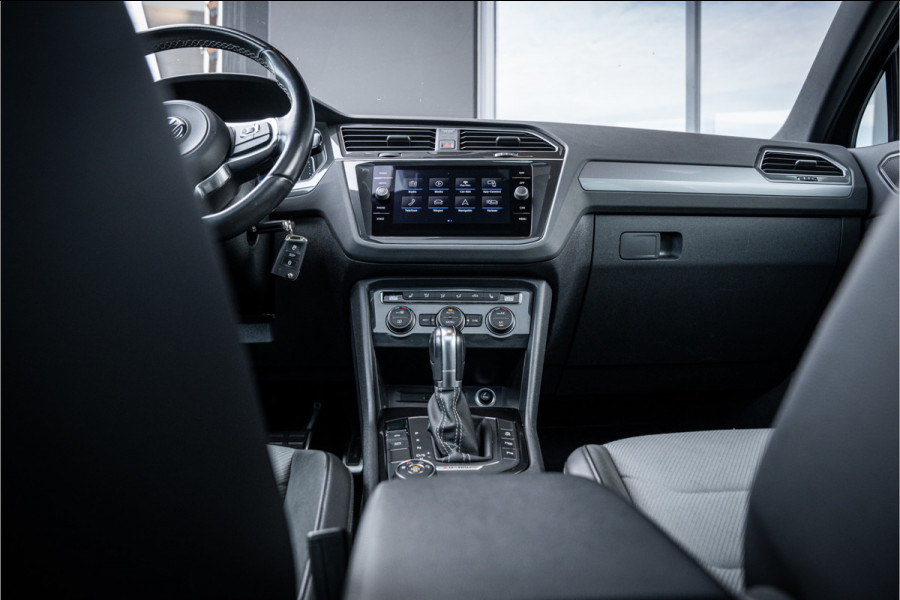 Volkswagen Tiguan 2.0 TSI 4Motion Highline Business - R Line | Panorama | Elek. Trekhaak | ACC | Stoelverwarming