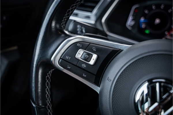 Volkswagen Tiguan 2.0 TSI 4Motion Highline Business - R Line | Panorama | Elek. Trekhaak | ACC | Stoelverwarming
