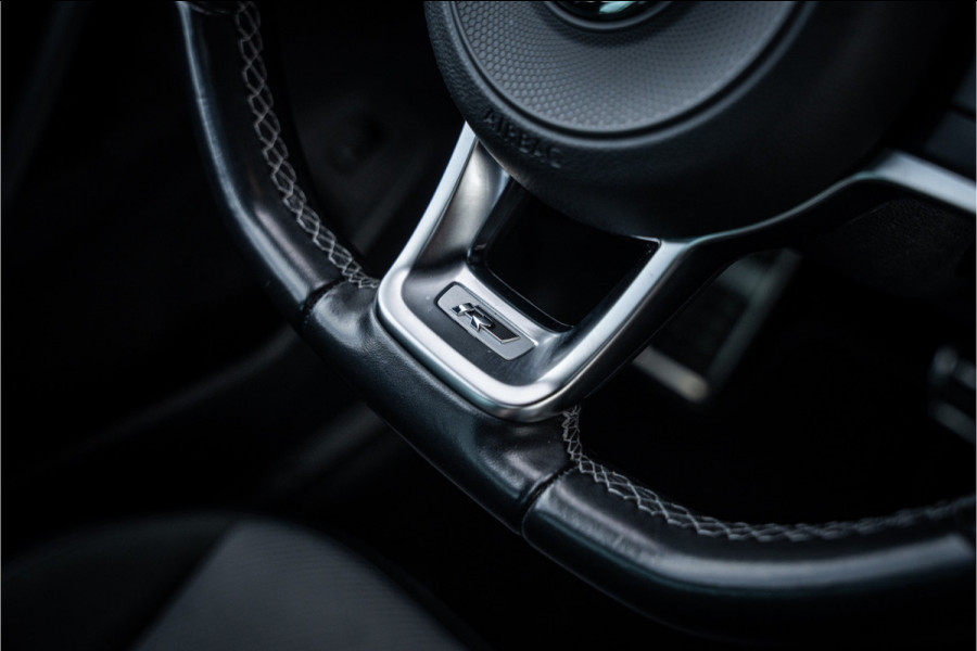 Volkswagen Tiguan 2.0 TSI 4Motion Highline Business - R Line | Panorama | Elek. Trekhaak | ACC | Stoelverwarming