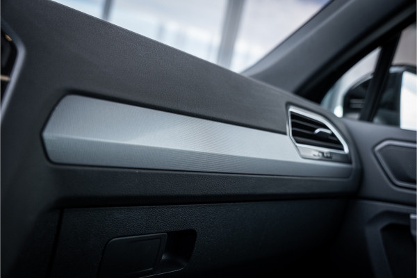 Volkswagen Tiguan 2.0 TSI 4Motion Highline Business - R Line | Panorama | Elek. Trekhaak | ACC | Stoelverwarming