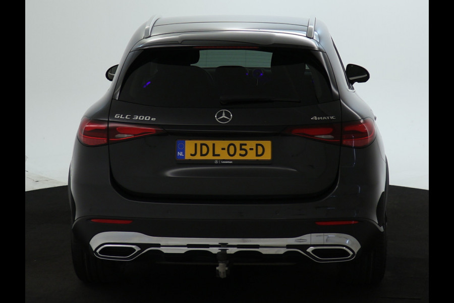 Mercedes-Benz GLC 300e 4MATIC Luxury Line Avantgarde Advanced Plus | Trekhaak | Rijassistentiepakket plus | Stuur en Stoelverwarming. Inclusief 24 maanden MB Certified garantie voor Europa. Mercedes-Benz GLC 300e 4MATIC Luxury Line Avantgarde Advanced Plus | Trekhaak | Rijassistentiepakket plus | Stuur en Stoelverwarming. Inclusief 24 maanden MB Certified garantie voor Europa.