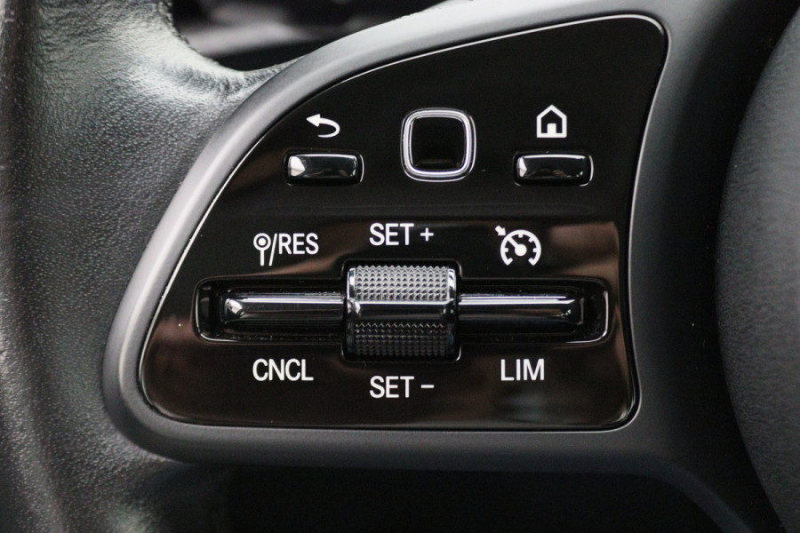 Mercedes-Benz A-Klasse 180 Business Solution Virtual Cockpit, Camera, Cruise, Apple Carplay, Verwarmde Stoelen, LED, 17''
