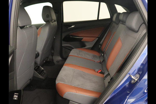 Volkswagen ID.4 First 77 kWh | Trekhaak | Sfeerverlichting | Camera | Navigatie | Stoelverwarming | Carplay | LMV 20 inch | LED | Cruise Control | Getint glas | Climate controle