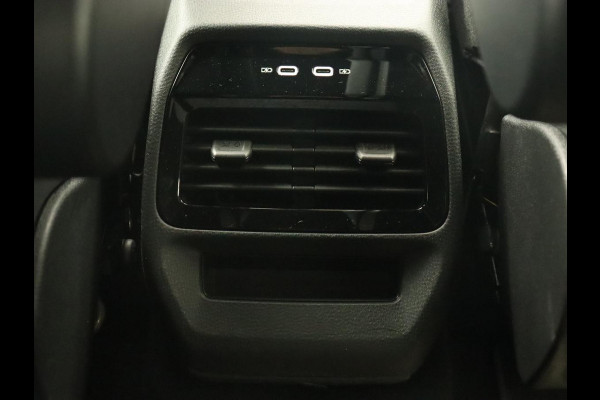 Volkswagen ID.4 First 77 kWh | Trekhaak | Sfeerverlichting | Camera | Navigatie | Stoelverwarming | Carplay | LMV 20 inch | LED | Cruise Control | Getint glas | Climate controle