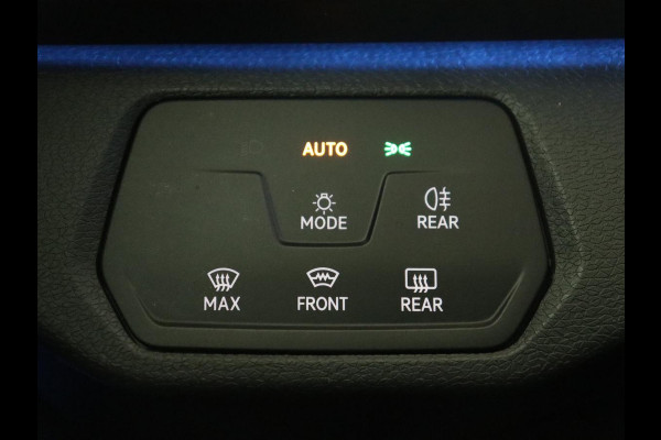 Volkswagen ID.4 First 77 kWh | Trekhaak | Sfeerverlichting | Camera | Navigatie | Stoelverwarming | Carplay | LMV 20 inch | LED | Cruise Control | Getint glas | Climate controle