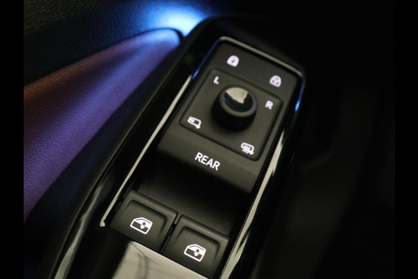Volkswagen ID.4 First 77 kWh | Trekhaak | Sfeerverlichting | Camera | Navigatie | Stoelverwarming | Carplay | LMV 20 inch | LED | Cruise Control | Getint glas | Climate controle