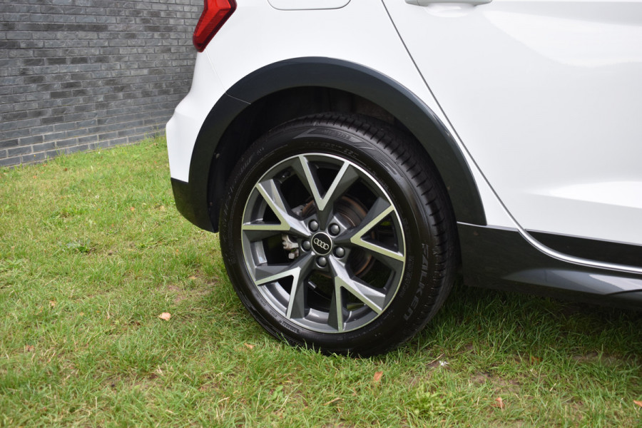 Audi A1 citycarver 30 TFSI Advanced Edition Automaat 2-tone kleur Pdc Stoelverwarming Cruisecontrol
