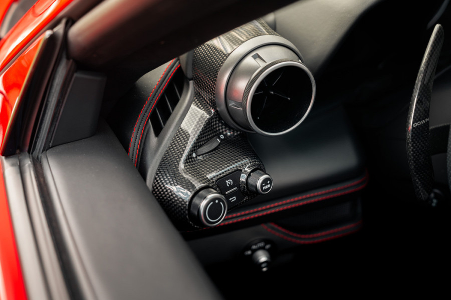 Ferrari F8 Spider 3.9 V8 HELE | Carbon | Lift | Passenger Display | Orig. NL |