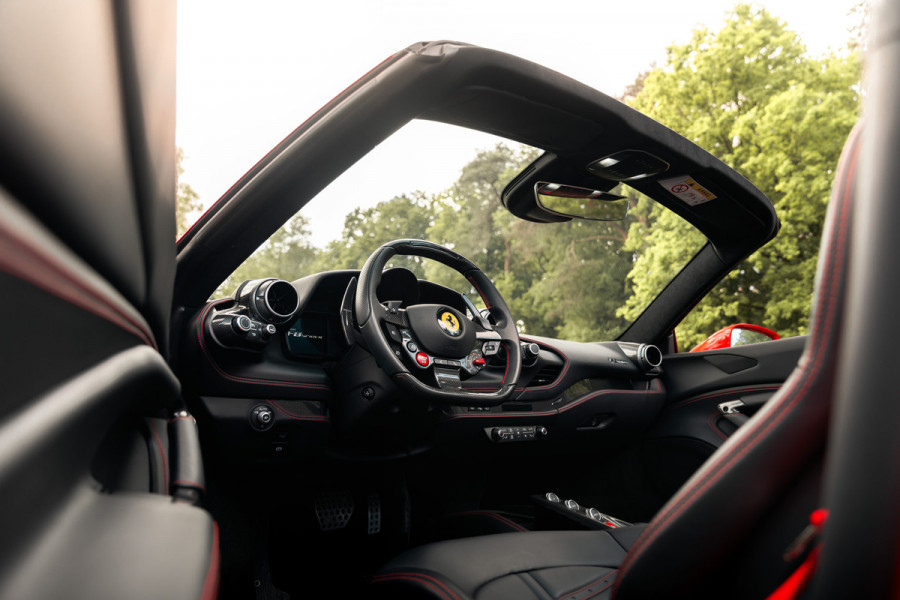 Ferrari F8 Spider 3.9 V8 HELE | Carbon | Lift | Passenger Display | Orig. NL |