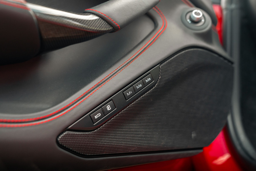 Ferrari F8 Spider 3.9 V8 HELE | Carbon | Lift | Passenger Display | Orig. NL |