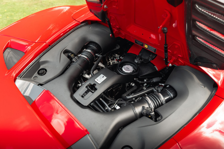 Ferrari F8 Spider 3.9 V8 HELE | Carbon | Lift | Passenger Display | Orig. NL |