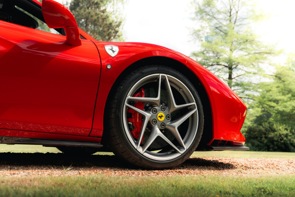 Ferrari F8 Spider 3.9 V8 HELE | Carbon | Lift | Passenger Display | Orig. NL |