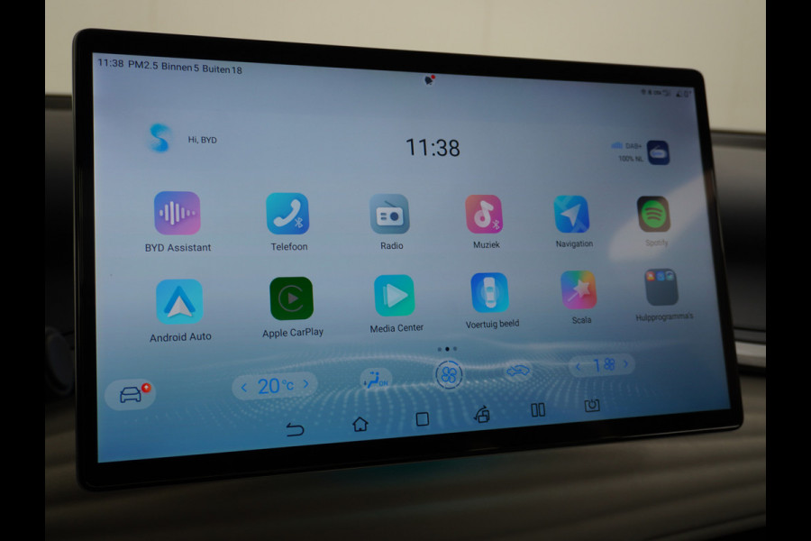 BYD ATTO 3 Design 60kWh Warmtepomp Apple Carplay Android Auto 360°Camera Panoramadak Adaptieve Cruise Control Verkeersbord detectie WiFi Warmtepomp DAB Led Rijstrooksensor Fabrieksgarantie tot 31-7-2029/150.000km Garantie op de tractiebatterij tot 31-7-2031/200.000km