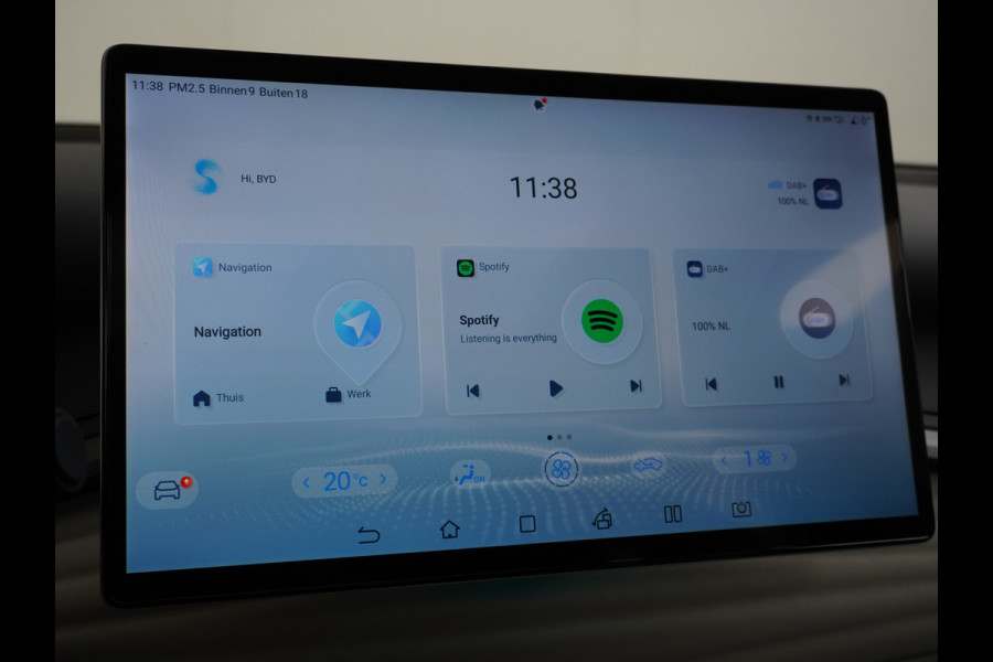 BYD ATTO 3 Design 60kWh Warmtepomp Apple Carplay Android Auto 360°Camera Panoramadak Adaptieve Cruise Control Verkeersbord detectie WiFi Warmtepomp DAB Led Rijstrooksensor Fabrieksgarantie tot 31-7-2029/150.000km Garantie op de tractiebatterij tot 31-7-2031/200.000km