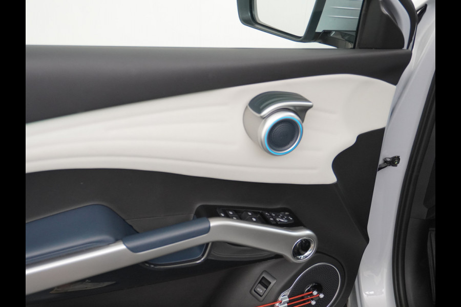 BYD ATTO 3 Design 60kWh Warmtepomp Apple Carplay Android Auto 360°Camera Panoramadak Adaptieve Cruise Control Verkeersbord detectie WiFi Warmtepomp DAB Led Rijstrooksensor Fabrieksgarantie tot 31-7-2029/150.000km Garantie op de tractiebatterij tot 31-7-2031/200.000km