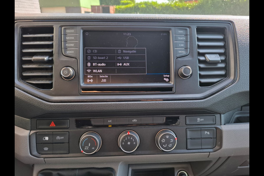 Volkswagen Crafter 35 2.0TDI L3H3 3-Persoons Navi Airco Cruise Control Verwarmbare Voorruit Regensensor Pdc Schuifdeur Betonplex vloer Wandbetimmering Highline Euro 6 Diverse beschadigingen rondom