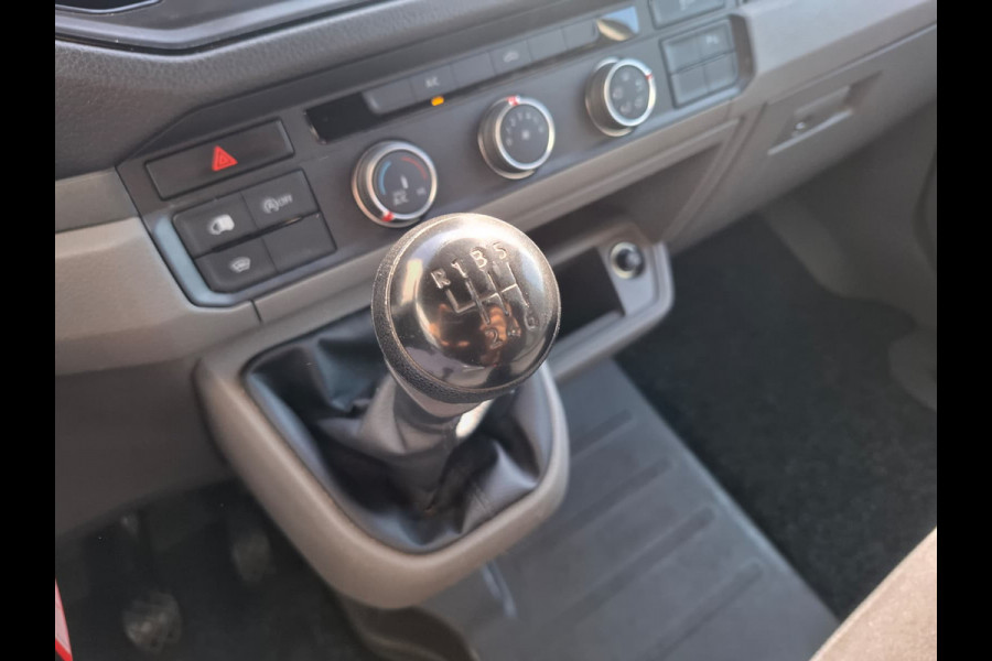 Volkswagen Crafter 35 2.0TDI L3H3 3-Persoons Navi Airco Cruise Control Verwarmbare Voorruit Regensensor Pdc Schuifdeur Betonplex vloer Wandbetimmering Highline Euro 6 Diverse beschadigingen rondom
