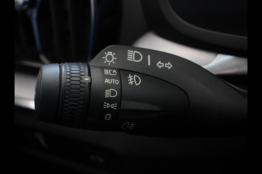 Volvo V60 2.0 B4 Momentum Climate control Cruise control adaptieve Parkeersensoren Achteruitrijd camera LED Verwarmde voorstoelen Lane assist Apple Carplay/ Android Auto
