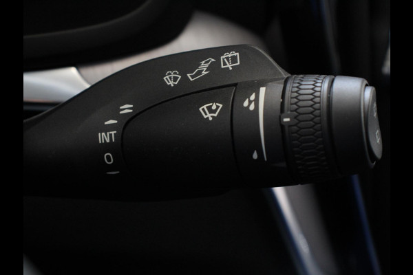 Volvo V60 2.0 B4 Momentum Climate control Cruise control adaptieve Parkeersensoren Achteruitrijd camera LED Verwarmde voorstoelen Lane assist Apple Carplay/ Android Auto