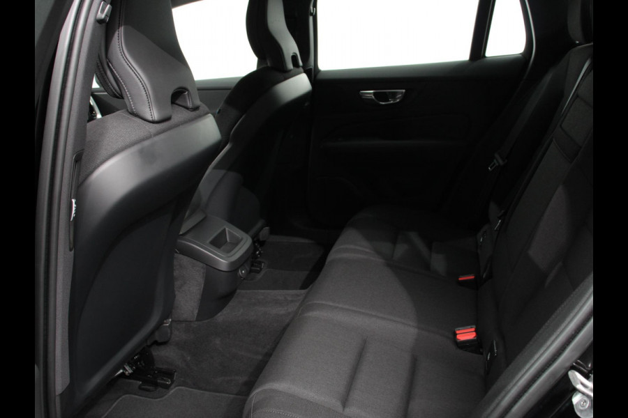 Volvo V60 2.0 B4 Momentum Climate control Cruise control adaptieve Parkeersensoren Achteruitrijd camera LED Verwarmde voorstoelen Lane assist Apple Carplay/ Android Auto