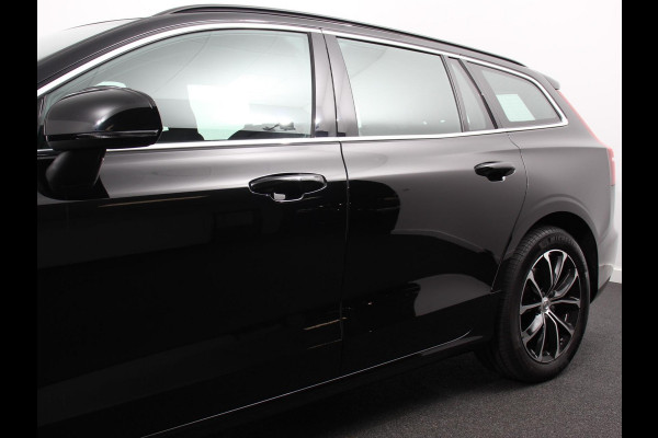 Volvo V60 2.0 B4 Momentum Climate control Cruise control adaptieve Parkeersensoren Achteruitrijd camera LED Verwarmde voorstoelen Lane assist Apple Carplay/ Android Auto