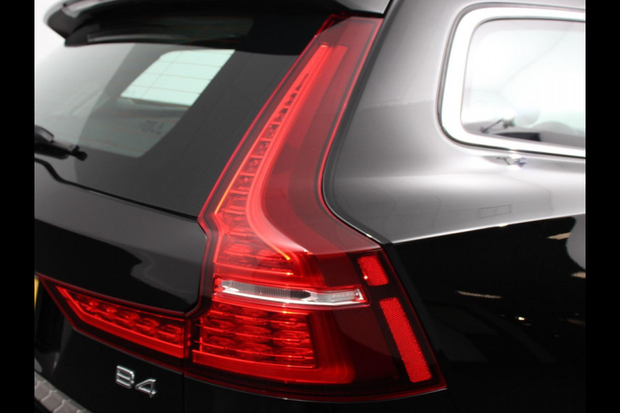 Volvo V60 2.0 B4 Momentum Climate control Cruise control adaptieve Parkeersensoren Achteruitrijd camera LED Verwarmde voorstoelen Lane assist Apple Carplay/ Android Auto