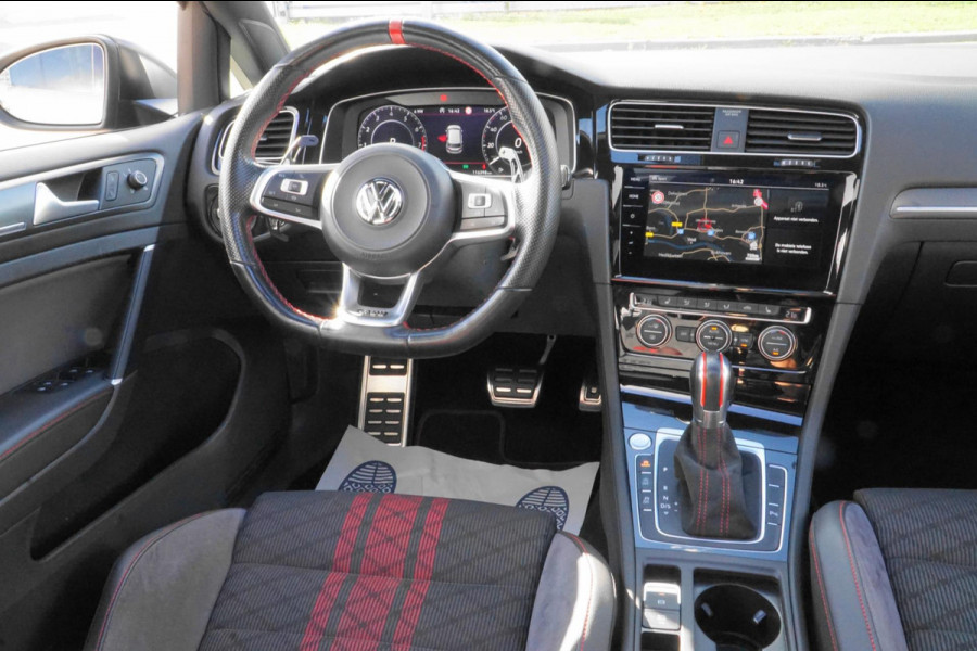 Volkswagen Golf 2.0 TSI GTI TCR PANO