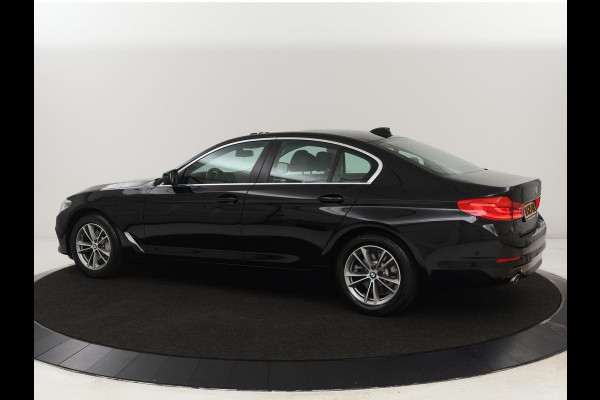 BMW 5 Serie 530e iPerformance High Executive | Panoramadak | Automaat | Carplay | Navigatie | Leder | Stoelverwarming | Stoelventilatie | Sfeerverlichting | LED | PHEV | LMV 17 inch | Camera | Adaptive cruise |