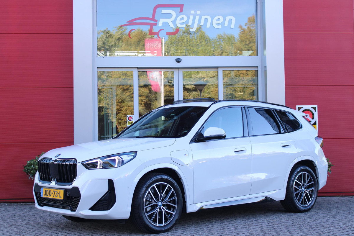 BMW X1 xDrive30e M-SPORT | PANORAMISCH SCHUIF/KANTEL DAK | ELEKTRISCH WEGKLAPBARE TREKHAAK | HARMAN/KARDON AUDIO SYSTEM | ALARMINSTALLATIE | ELEKTRISCH BEDIENBARE VOORSTOELEN MET GEHEUGENFUNCTIE "ACTIEVE ZITPLAATSEN" | STOEL VERWARMING | DRIVING ASSISTANT PROFESSIONAL MET O.A. ACTIVE LANE ASSIST | HARMAN HARDON AUDIO SYSTEM | SHADOW LINE | INNOVATION PAKKET MET O.A. 3D VIEW CAMERA'S, ADAPTIEVE LED KOPLAMPEN, HEAD UP DISPLAY, BMW LIVE PROFFESIONAL DASHBOARD, DRAADLOZE TELEFOONLADER | NAVIGATIE | DRAADLOZE APPLE CARPLAY/ANDROID AUTO | DAB+ RADIO | ELEKTRISCH BEDIENBARE ACHTERKL BMW X1 xDrive30e M-SPORT | PANORAMISCH SCHUIF/KANTEL DAK | ELEKTRISCH WEGKLAPBARE TREKHAAK | HARMAN/KARDON AUDIO SYSTEM | ALARMINSTALLATIE | ELEKTRISCH BEDIENBARE VOORSTOELEN MET GEHEUGENFUNCTIE "ACTIEVE ZITPLAATSEN" | STOEL VERWARMING | DRIVING ASSISTANT PROFESSIONAL MET O.A. ACTIVE LANE ASSIST | HARMAN HARDON AUDIO SYSTEM | SHADOW LINE | INNOVATION PAKKET MET O.A. 3D VIEW CAMERA'S, ADAPTIEVE LED KOPLAMPEN, HEAD UP DISPLAY, BMW LIVE PROFFESIONAL DASHBOARD, DRAADLOZE TELEFOONLADER | NAVIGATIE | DRAADLOZE APPLE CARPLAY/ANDROID AUTO | DAB+ RADIO | ELEKTRISCH BEDIENBARE ACHTERKL