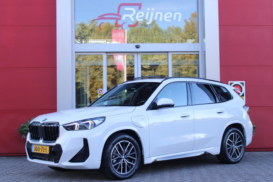 BMW X1 xDrive30e M-SPORT | PANORAMISCH SCHUIF/KANTEL DAK | ELEKTRISCH WEGKLAPBARE TREKHAAK | HARMAN/KARDON AUDIO SYSTEM | ALARMINSTALLATIE | ELEKTRISCH BEDIENBARE VOORSTOELEN MET GEHEUGENFUNCTIE "ACTIEVE ZITPLAATSEN" | STOEL VERWARMING | DRIVING ASSISTANT PROFESSIONAL MET O.A. ACTIVE LANE ASSIST | HARMAN HARDON AUDIO SYSTEM | SHADOW LINE | INNOVATION PAKKET MET O.A. 3D VIEW CAMERA'S, ADAPTIEVE LED KOPLAMPEN, HEAD UP DISPLAY, BMW LIVE PROFFESIONAL DASHBOARD, DRAADLOZE TELEFOONLADER | NAVIGATIE | DRAADLOZE APPLE CARPLAY/ANDROID AUTO | DAB+ RADIO | ELEKTRISCH BEDIENBARE ACHTERKL