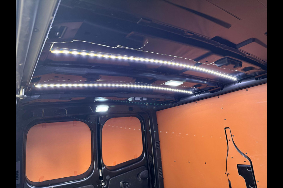 Renault Trafic 2.0 dCi 130 T29 L1H1 Luxe / Navi / Trekhaak / Clima / Keyless / Side Bars / Betimmering laadruimte Renault Trafic 2.0 dCi 130 T29 L1H1 Luxe / Navi / Trekhaak / Clima / Keyless / Side Bars / Betimmering laadruimte