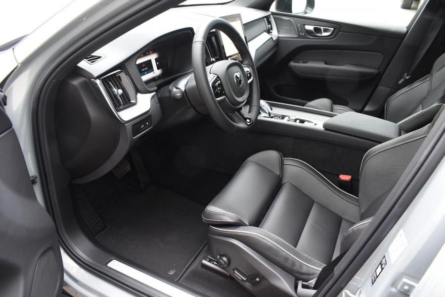 Volvo XC60 T6 350PK AWD Plus Black Edition / Head Up Display / 360 Camera / Panorama Dak / Lederen Bekleding / Elektrische Stoelen / Stuur & Stoelverwarming /