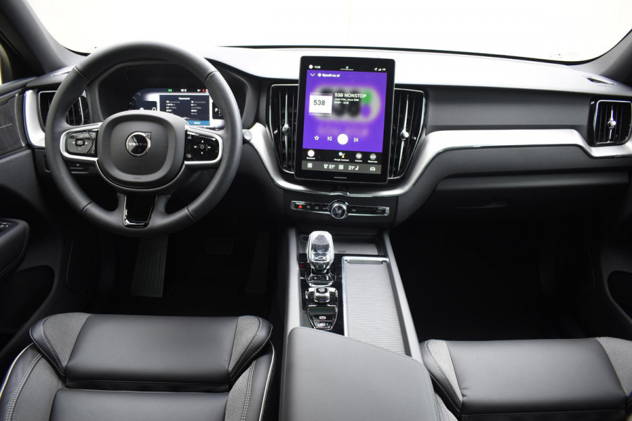 Volvo XC60 T6 350PK AWD Plus Black Edition / Head Up Display / 360 Camera / Panorama Dak / Lederen Bekleding / Elektrische Stoelen / Stuur & Stoelverwarming /