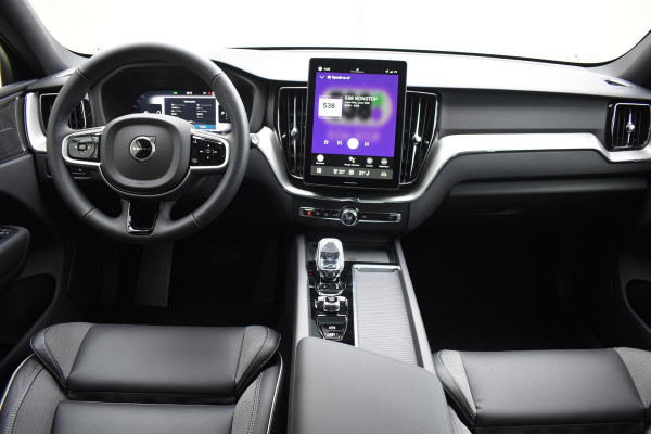 Volvo XC60 T6 350PK AWD Plus Black Edition / Head Up Display / 360 Camera / Panorama Dak / Lederen Bekleding / Elektrische Stoelen / Stuur & Stoelverwarming /