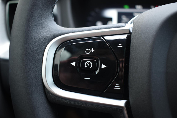Volvo XC60 T6 350PK AWD Plus Black Edition / Head Up Display / 360 Camera / Panorama Dak / Lederen Bekleding / Elektrische Stoelen / Stuur & Stoelverwarming /