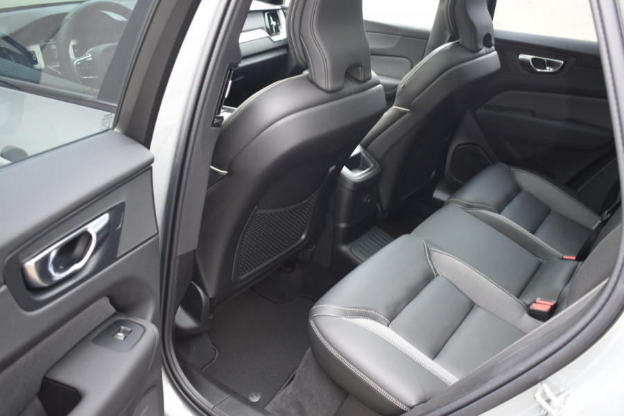 Volvo XC60 T6 350PK AWD Plus Black Edition / Head Up Display / 360 Camera / Panorama Dak / Lederen Bekleding / Elektrische Stoelen / Stuur & Stoelverwarming /
