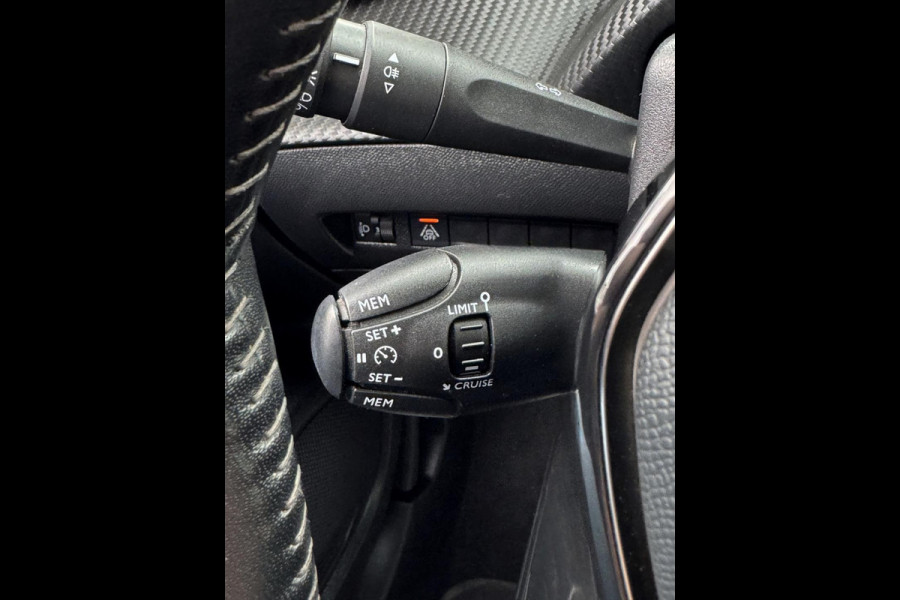 Peugeot 2008 1.2 PureTech Allure - Navigatie I LED/Xenon I PDC & Achteruitrij camera I Airco I Sport velgen I Dealer onderhouden