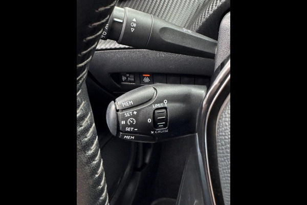 Peugeot 2008 1.2 PureTech Allure - Navigatie I LED/Xenon I PDC & Achteruitrij camera I Airco I Sport velgen I Dealer onderhouden
