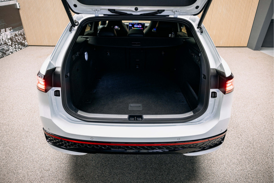 Volkswagen Passat R-Line Diesel | Trekhaak | Pano | Head-up | Stoelmassage | Volkswagen Passat R-Line Diesel | Trekhaak | Pano | Head-up | Stoelmassage |