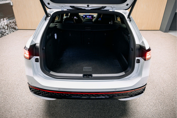 Volkswagen Passat R-Line Diesel | Trekhaak | Pano | Head-up | Stoelmassage | Volkswagen Passat R-Line Diesel | Trekhaak | Pano | Head-up | Stoelmassage |