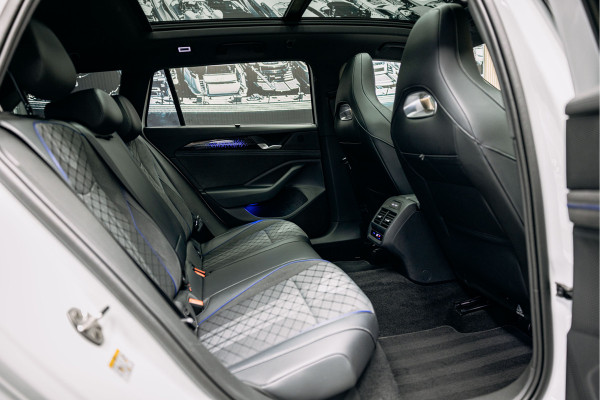 Volkswagen Passat R-Line Diesel | Trekhaak | Pano | Head-up | Stoelmassage | Volkswagen Passat R-Line Diesel | Trekhaak | Pano | Head-up | Stoelmassage |