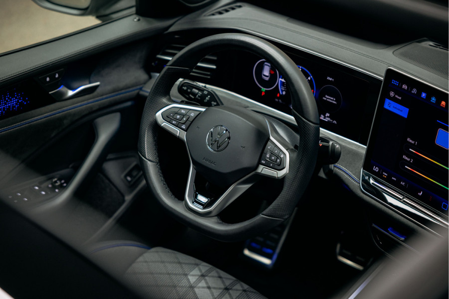 Volkswagen Passat R-Line Diesel | Trekhaak | Pano | Head-up | Stoelmassage | Volkswagen Passat R-Line Diesel | Trekhaak | Pano | Head-up | Stoelmassage |