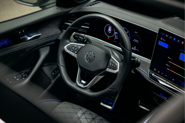 Volkswagen Passat R-Line Diesel | Trekhaak | Pano | Head-up | Stoelmassage | Volkswagen Passat R-Line Diesel | Trekhaak | Pano | Head-up | Stoelmassage |